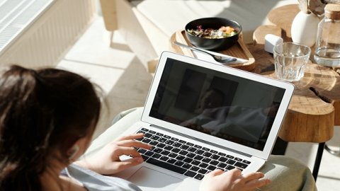 京東自營與京東國際的差別：商品品質及物流配送。