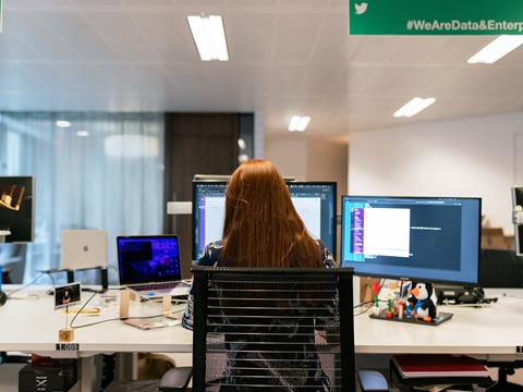 +60是馬來西亞區(qū)號，如何注冊香港公司布局市場？